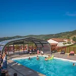 مكان تخييم Domaine Larlapean 3*