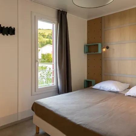 אתר קמפינג Domaine Larlapean Saint-Martin-dʼArrossa