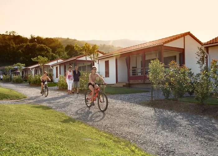 Domaine Larlapean 3* Saint-Martin-dʼArrossa